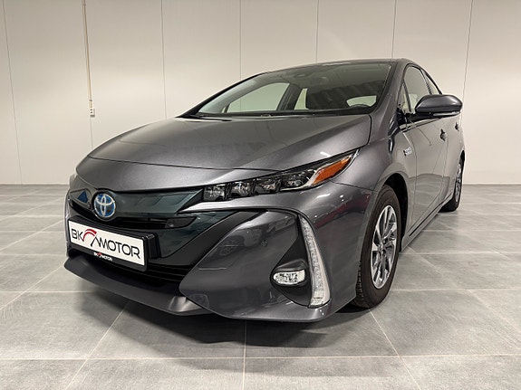Toyota Prius Plug-in Hybrid 10 of 30