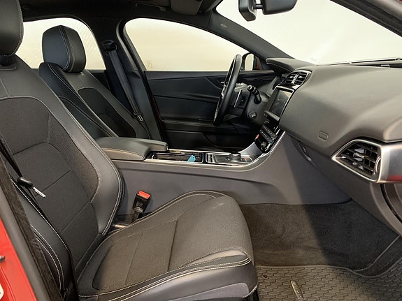 Jaguar XE 22 of 24