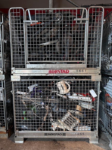 Elektronikk samles i bur for videre transport og gjenvinning.