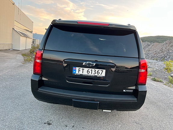 Chevrolet Suburban 21 of 30