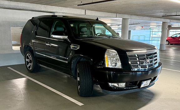 Cadillac Escalade 2 of 5