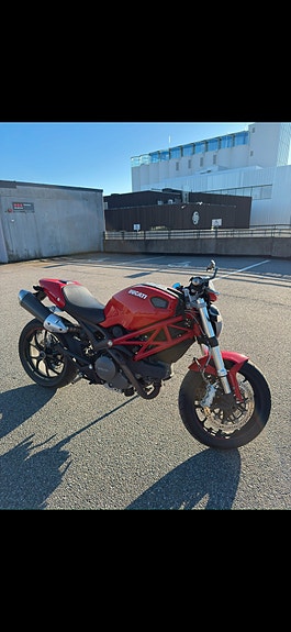Ducati Monster 796 3 of 9
