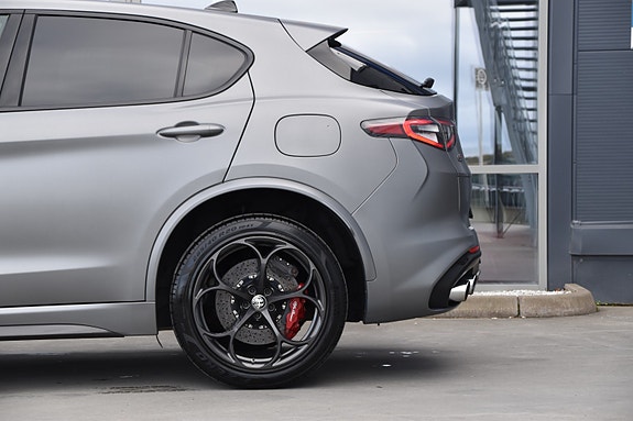 Alfa Romeo Stelvio Quadrifoglio 29 of 30