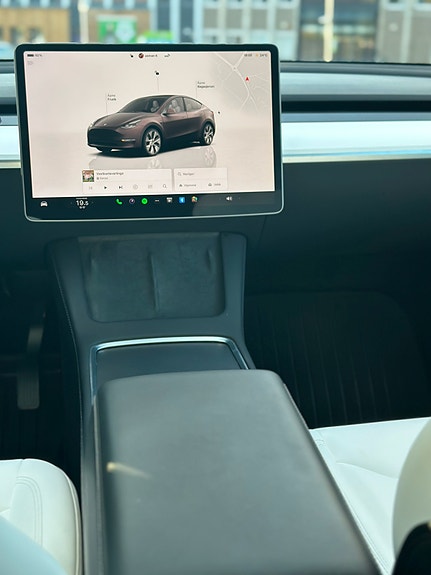 Tesla Model Y 20 of 30