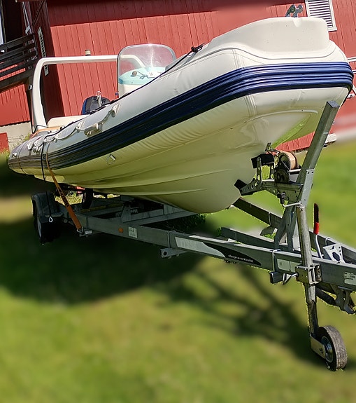 Vi drar ut på Mjøsa med vår Ribseeker 200 HK, og turene går gjerne til Hamar eller Eidsvoll for å oppleve hyggelige omgivelser og god mat ved vannkanten. Her er det lett å trives for den som setter pris på frisk sjøluft, vakre utsikter og livet på vannet