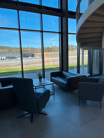 Pauseområde i hall er en sosial arena for morgenkaffe.