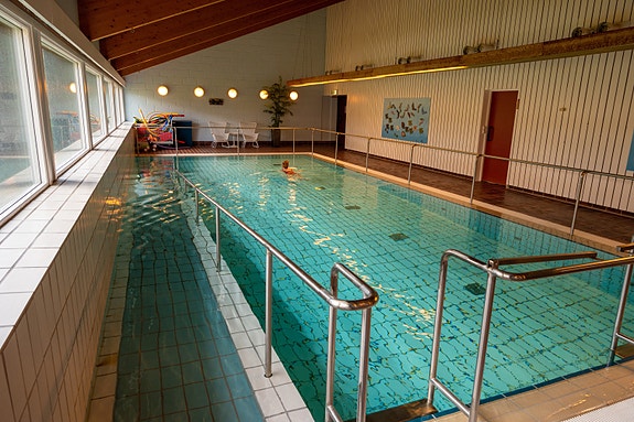 Vi har eget oppvarmet basseng. Dette benyttes både av besøkende og ansatte