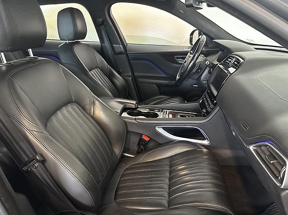 Jaguar F-PACE 15 of 28