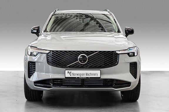 Volvo XC90 2 of 26