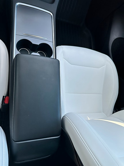 Tesla Model Y 9 of 30