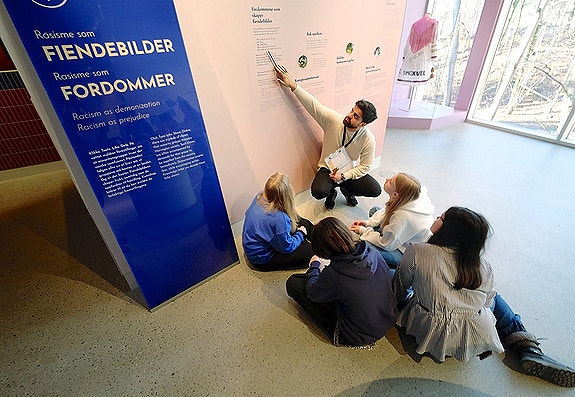 Undervisning om rasisme. Foto: Trond Heggelund.