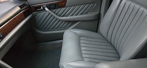 Mercedes-Benz 560 SEL 19 of 28