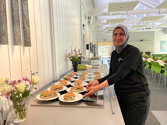 Vi spiser sammen med våre gjester og får nydelig mat fra eget kjøkken