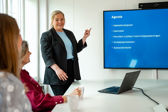 En kollega presenterer i møte