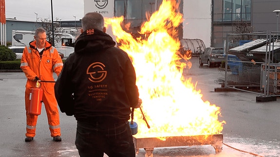 Brannvernkurs med slukkeøvelse.