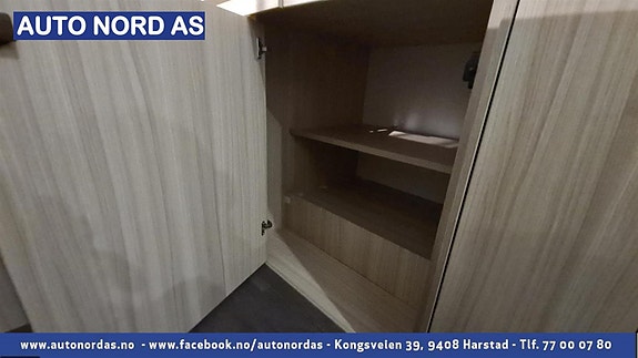  Stort skap under fotenden i sengen.