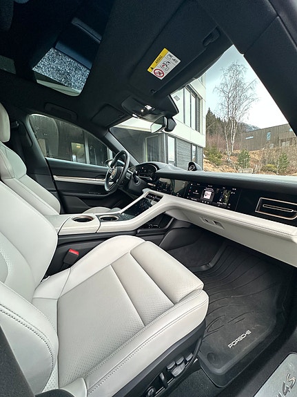 Porsche Taycan Cross Turismo 18 of 30