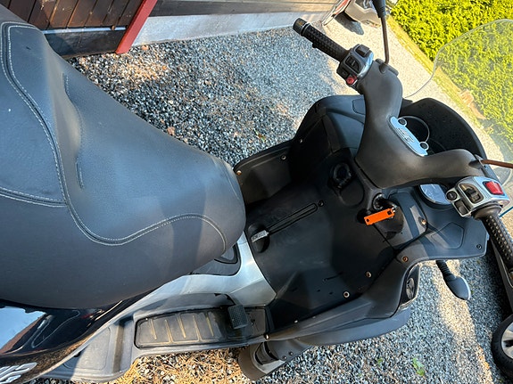 Piaggio MP3 300 LT 9 of 11