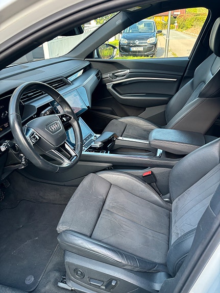 Audi e-tron 9 of 12