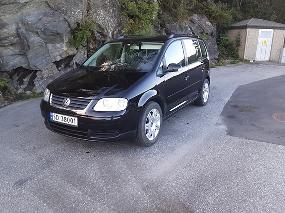 Volkswagen Touran 2 of 7