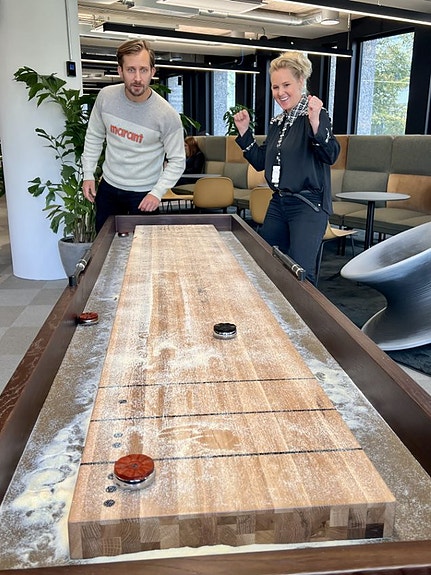 Shuffleboard på kontoret