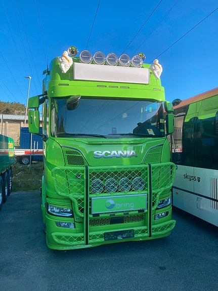 Scania R590 6x2 ADR trekt av K.J.Buur