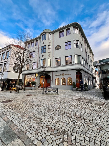 Klinikken ligger i et historisk bygg som heter Centralgaarden, sentralt i Stavanger rett ved domkirken