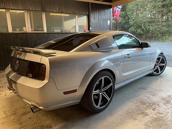 Ford Mustang 4 of 15