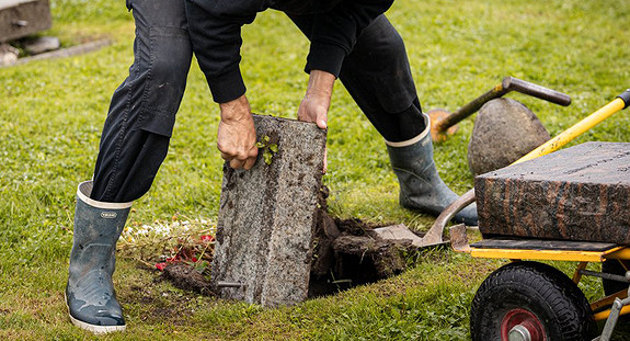 Fundamentarbeid på gravlunden