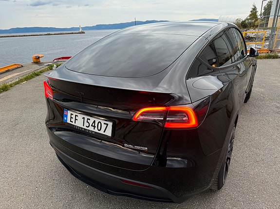 Tesla Model Y 7 of 24