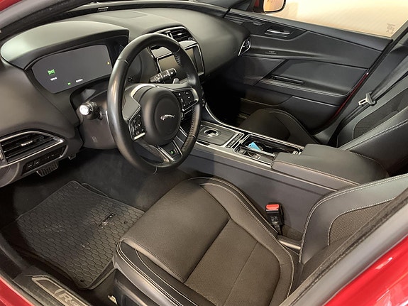 Jaguar XE 10 of 24