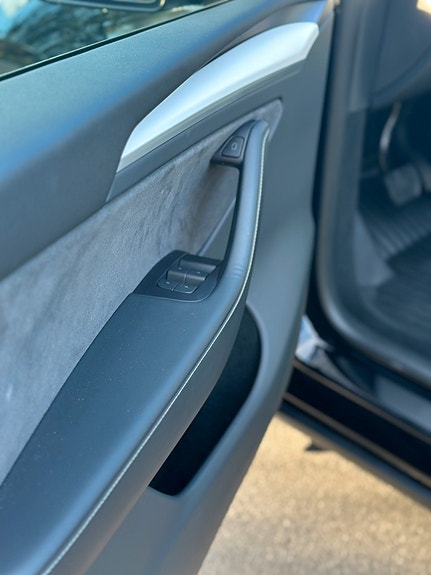Tesla Model Y 24 of 30