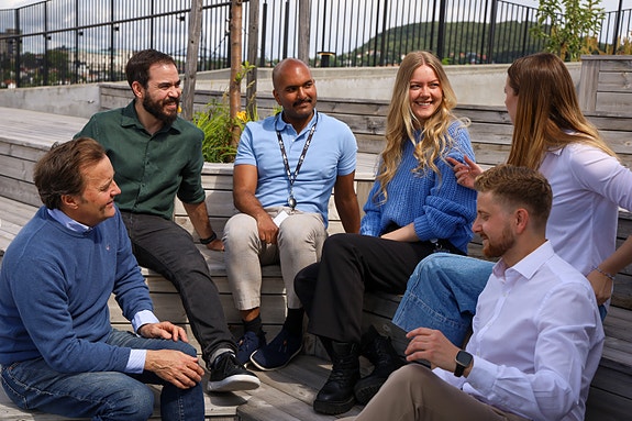 Flere kolleger tar en pause på takterassen