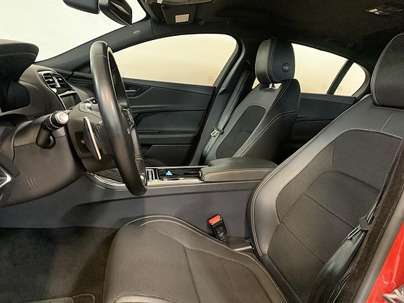 Jaguar XE 11 of 24