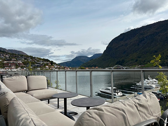 Om sommaren tek me lunsjen ute på den fantastiske altanen vår.