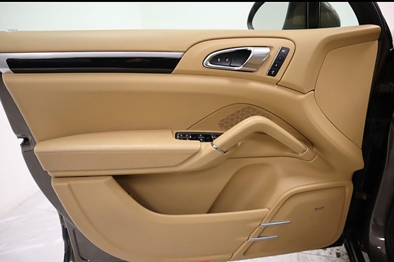 Porsche Cayenne 14 of 22