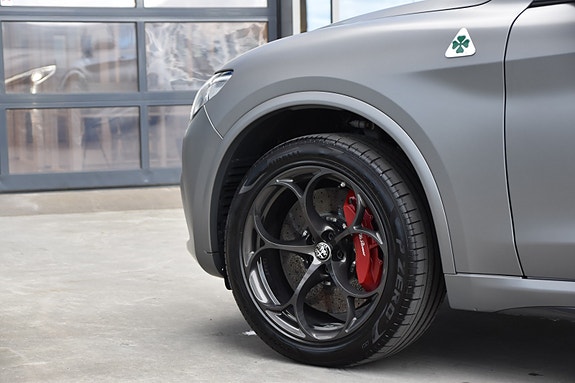 Alfa Romeo Stelvio Quadrifoglio 27 of 30