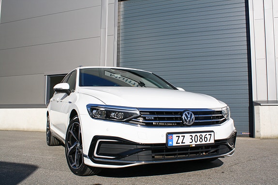 Volkswagen Passat 2 of 28