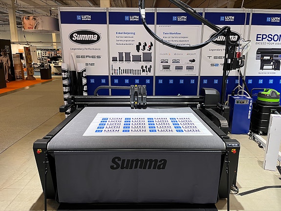 Summa F1612 skjærebord med freseverktøy demonstrert av Luth Gruppen på norsk messe
