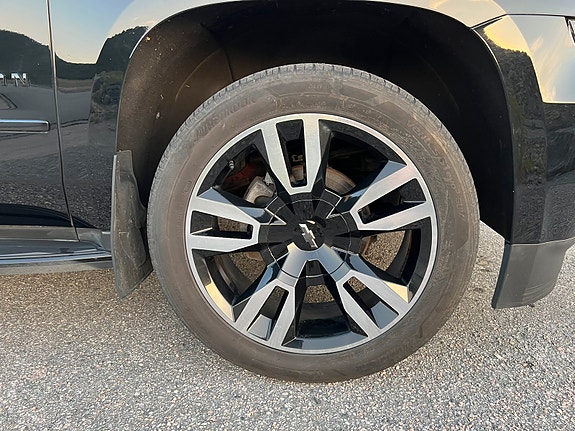 Chevrolet Suburban 12 of 30