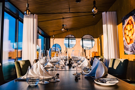 I Sorrisniva er det servering av frokost, lunsj og middag, i tillegg til større arrangementer som bryllup og møter. Reiselivsbedriften har to restauranter og to kjøkken: Maku og Lavvu.