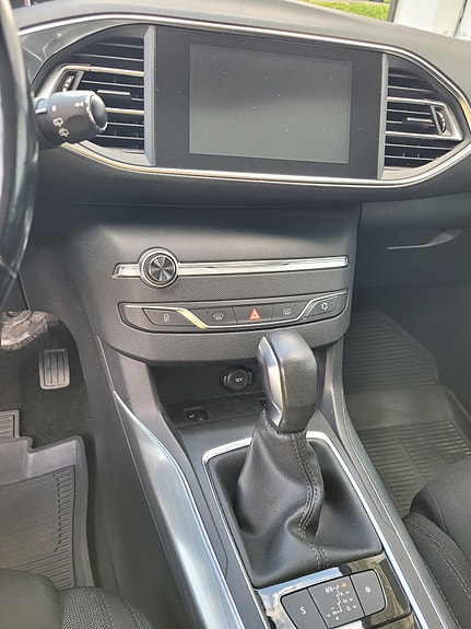 Peugeot 308 4 of 8