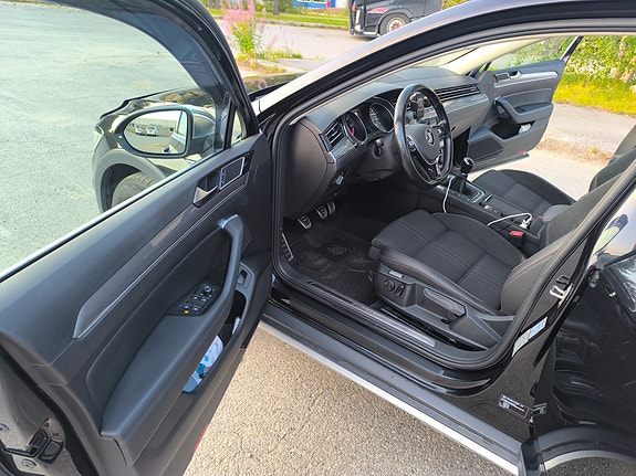 Volkswagen Passat Alltrack 22 of 30