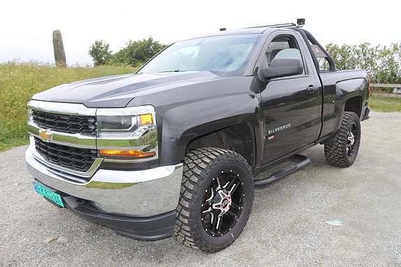 Chevrolet Silverado 4 of 5
