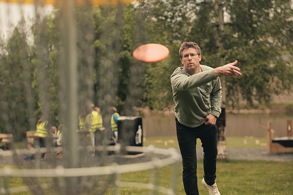 Frisbeegolf er en aktivitet som passer like godt for unge som eldre
