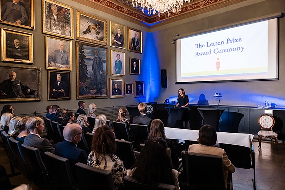 Stillingen koordinerer også Lettenprisen som deles ut annenhvert år til en ung forsker. Her fra utdelingen til Paula Moraga i 2023. Foto: Thomas Eckhoff