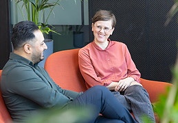 To kolleger som slår av en prat i sofaen