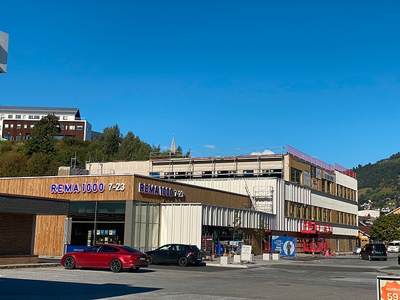 S37 - prosjekt under bygging i Sogndal. Her bygg me leilegheiter, kontor, lager og butikk.