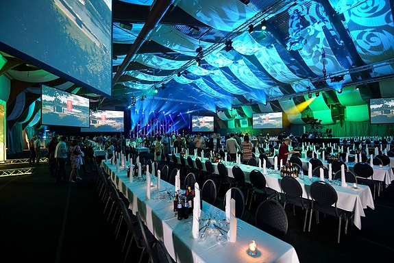 Fra event med 1350 personer  - for et kick! Vi catret maten og hadde all serveringslogistikk.