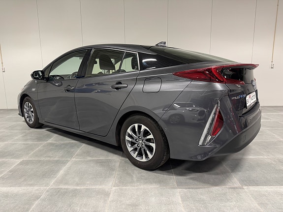 Toyota Prius Plug-in Hybrid 15 of 30